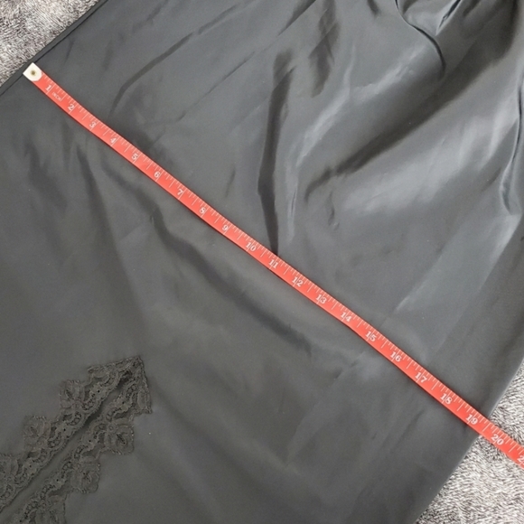 2 Vintage 70s Slip Skirt in Black and Cream - Picture 5 of 15